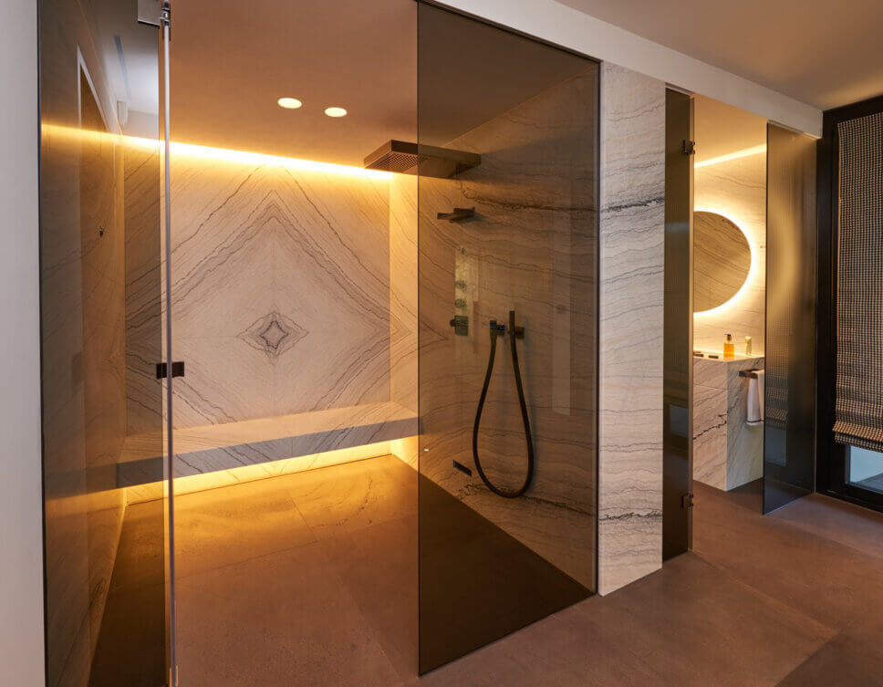 Modern und elegant eingerichtetes Badezimmer in Architektenhaus