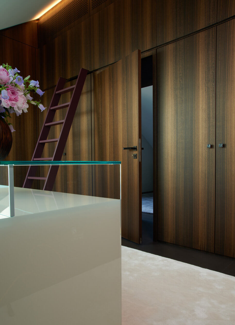 Modern und elegant eingerichteter Flur in Architektenhaus