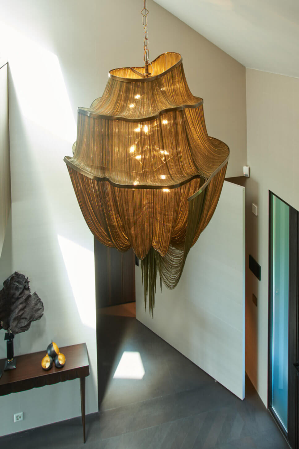 Modern und elegant eingerichteter Flur in Architektenhaus