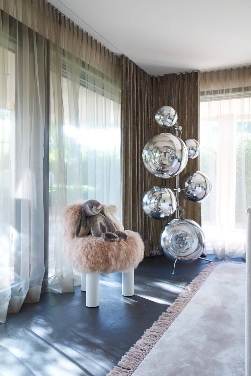 Modern und elegant eingerichtetes Kinderzimmer in Architektenhaus