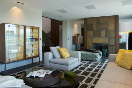 Modern und elegant eingerichtetes Wohnzimmer in Architektenhaus