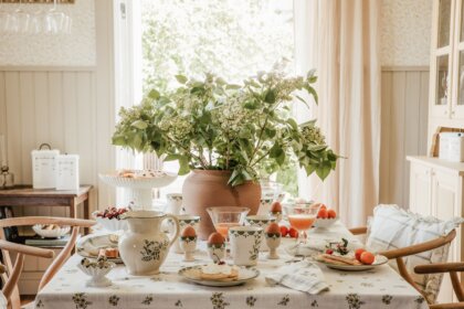 Liebevoll skandinavisch gedeckter Tisch zum Brunch in Altbau