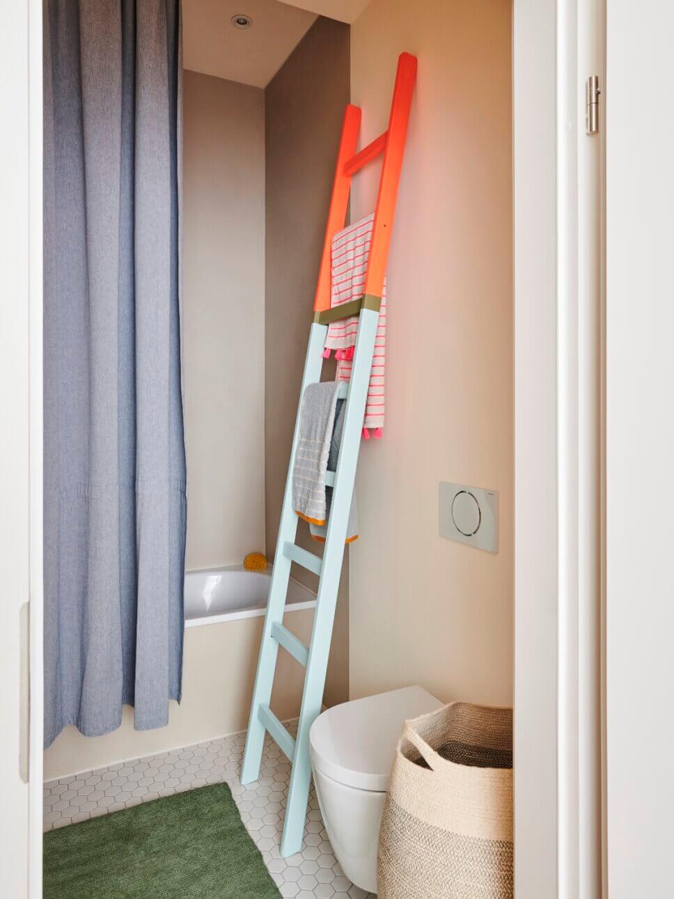 Farbenfroh mit modernen Designermöbeln eingerichtetes Badezimmer