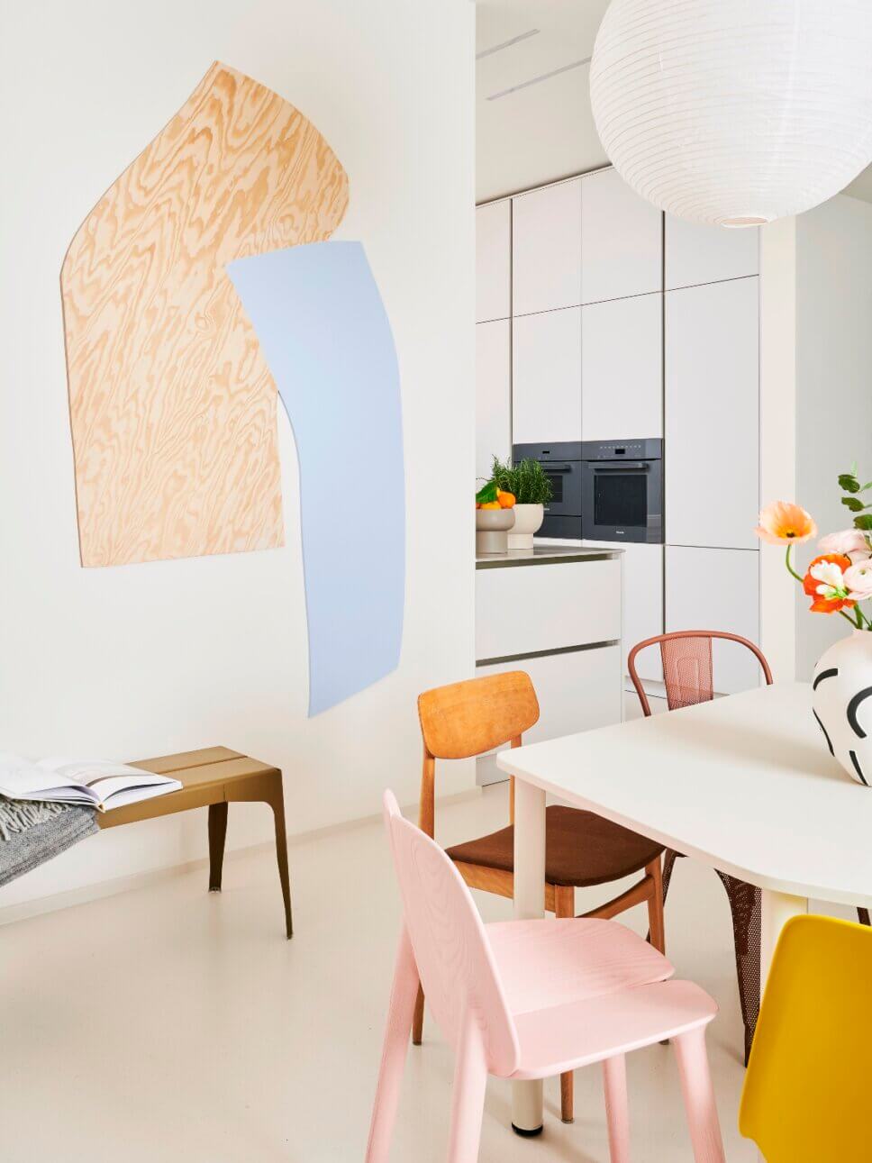 Farbenfroh mit modernen Designermöbeln eingerichtetes Esszimmer