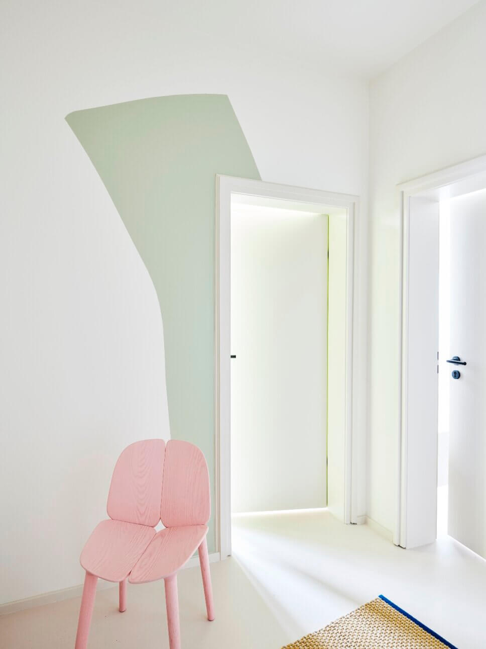 Farbenfroh mit modernen Designermöbeln eingerichteter Flur