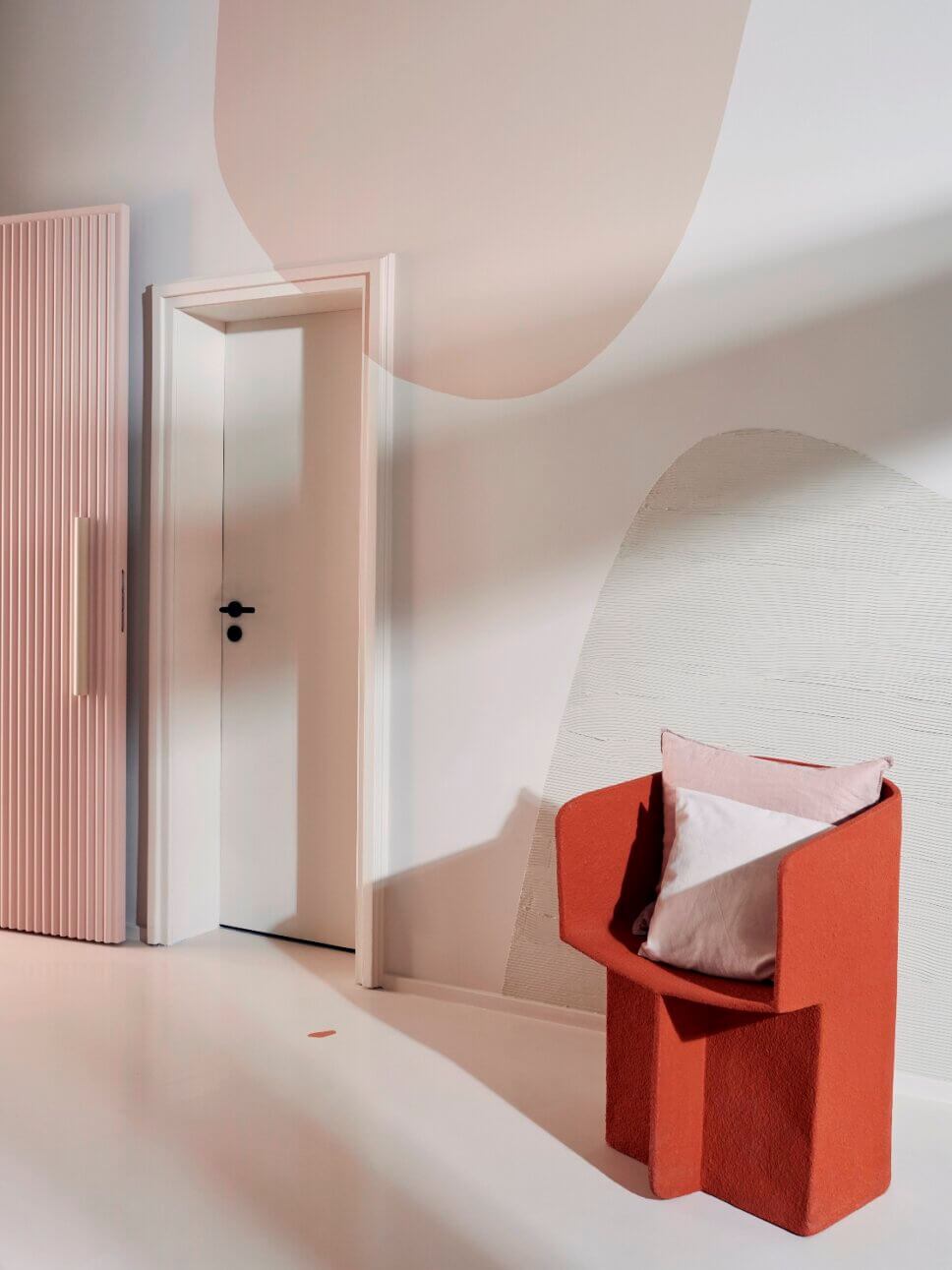 Farbenfroh mit modernen Designermöbeln eingerichteter Flur