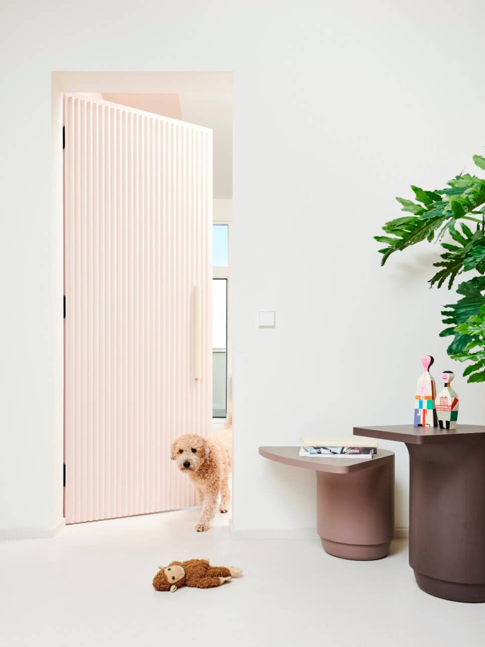 Farbenfroh mit modernen Designermöbeln eingerichteter Flur