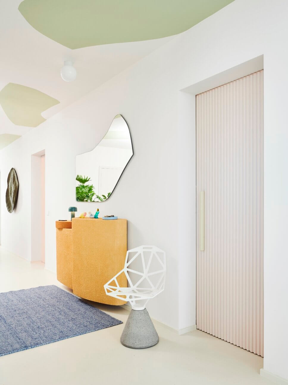 Farbenfroh mit modernen Designermöbeln eingerichteter Flur