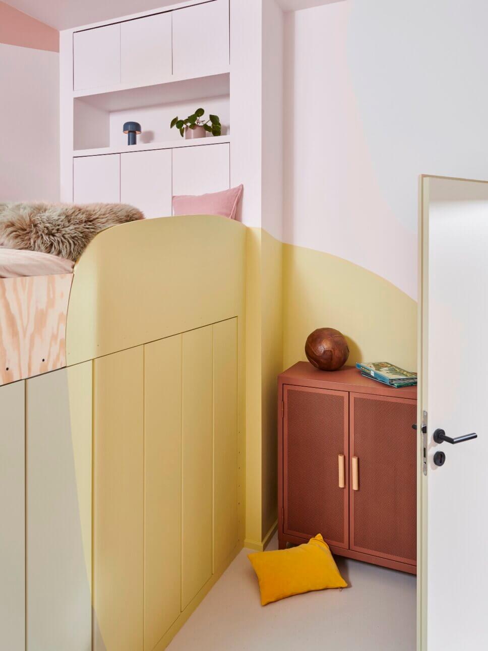Farbenfroh mit modernen Designermöbeln eingerichtetes Kinderzimmer