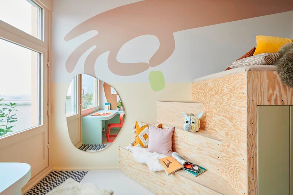 Farbenfroh mit modernen Designermöbeln eingerichtetes Kinderzimmer
