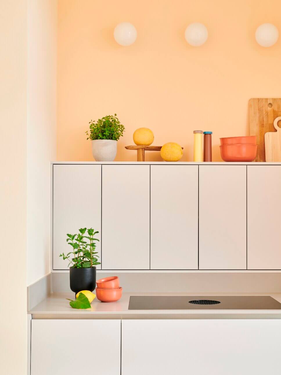 Farbenfroh mit modernen Designermöbeln eingerichtete Küche