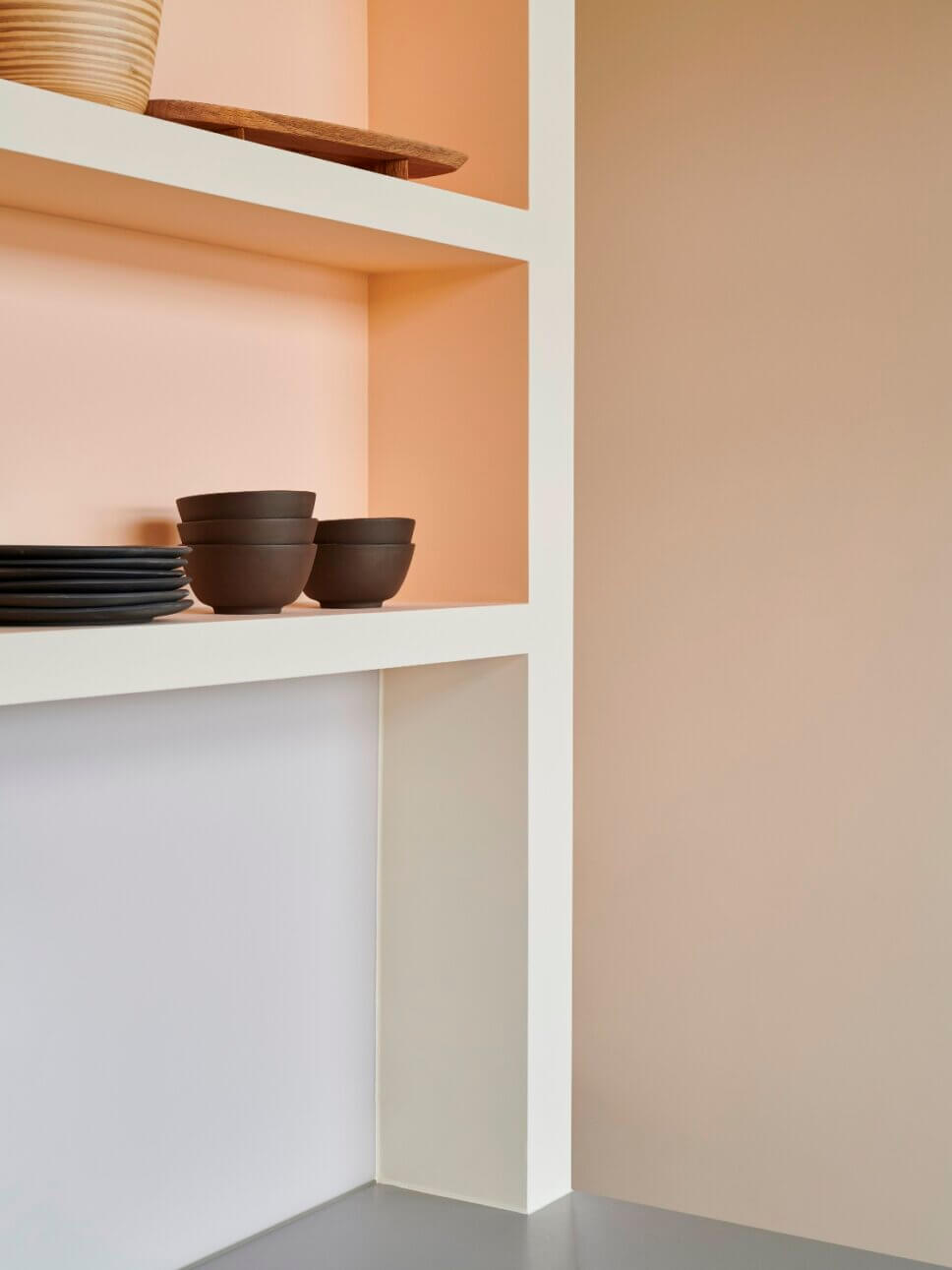 Farbenfroh mit modernen Designermöbeln eingerichtete Küche