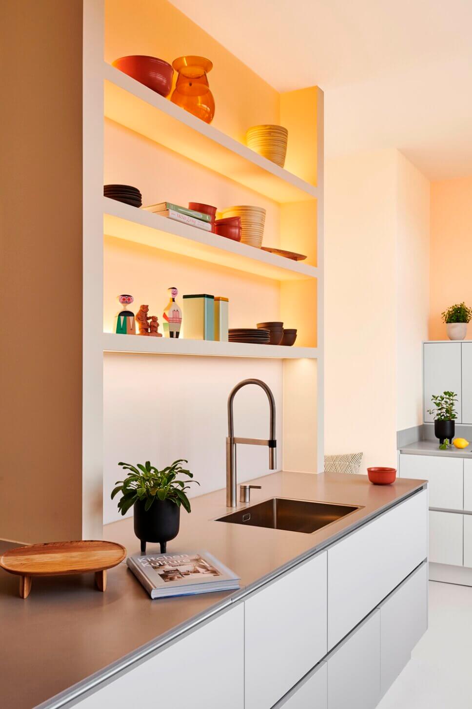 Farbenfroh mit modernen Designermöbeln eingerichtete Küche