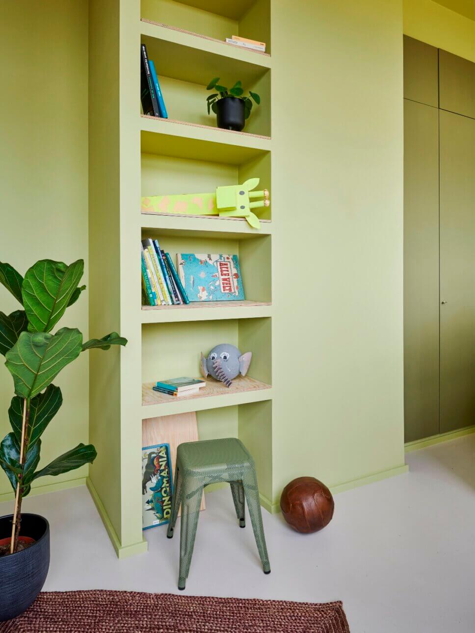 Farbenfroh mit modernen Designermöbeln eingerichtetes Kinderzimmer