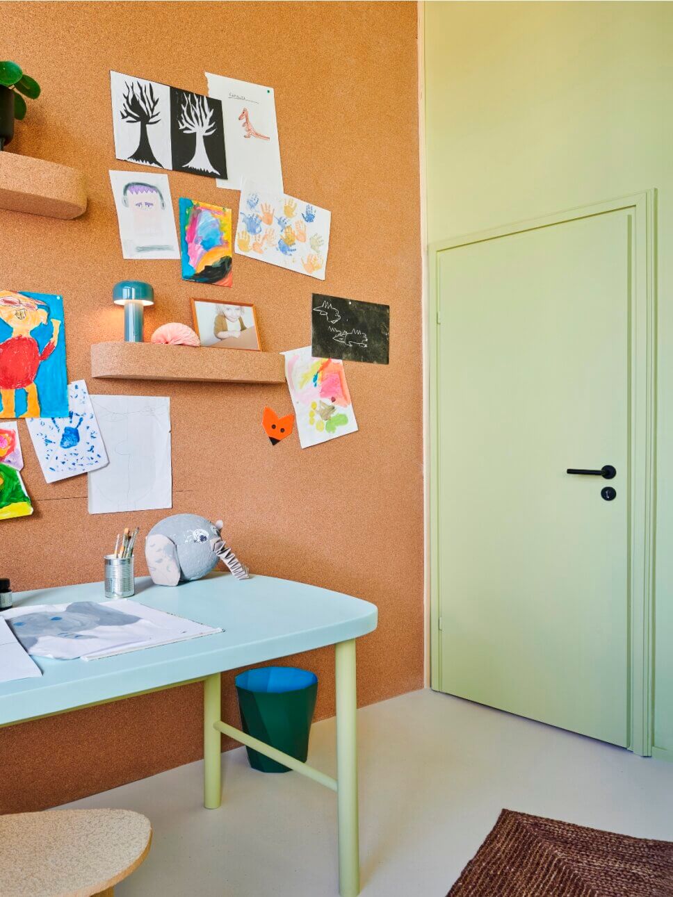 Farbenfroh mit modernen Designermöbeln eingerichtetes Kinderzimmer