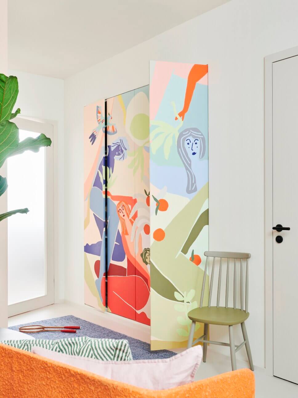 Farbenfroh mit modernen Designermöbeln eingerichtetes Wohnzimmer