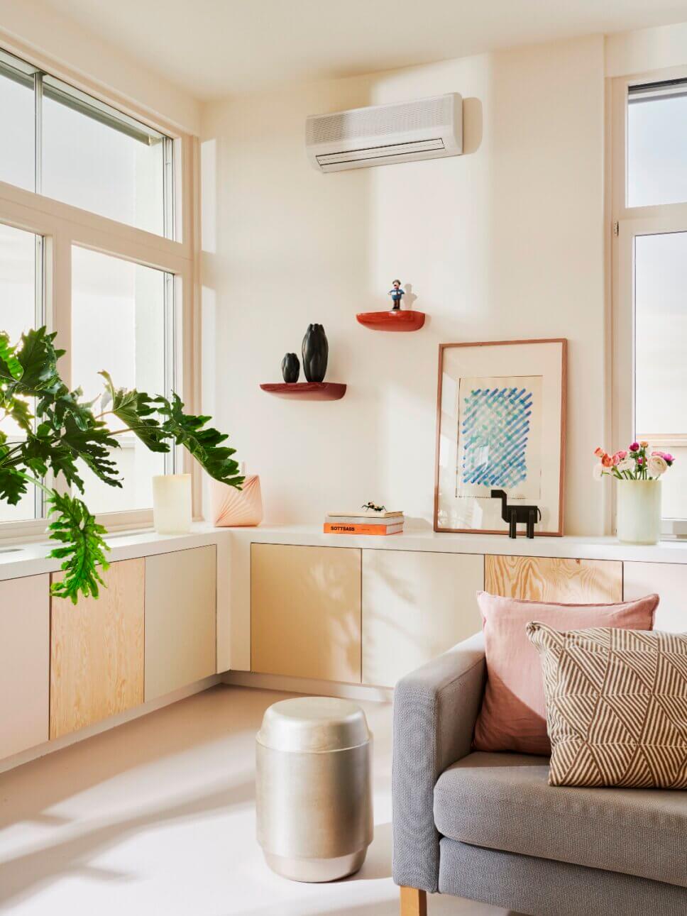 Farbenfroh mit modernen Designermöbeln eingerichtetes Wohnzimmer