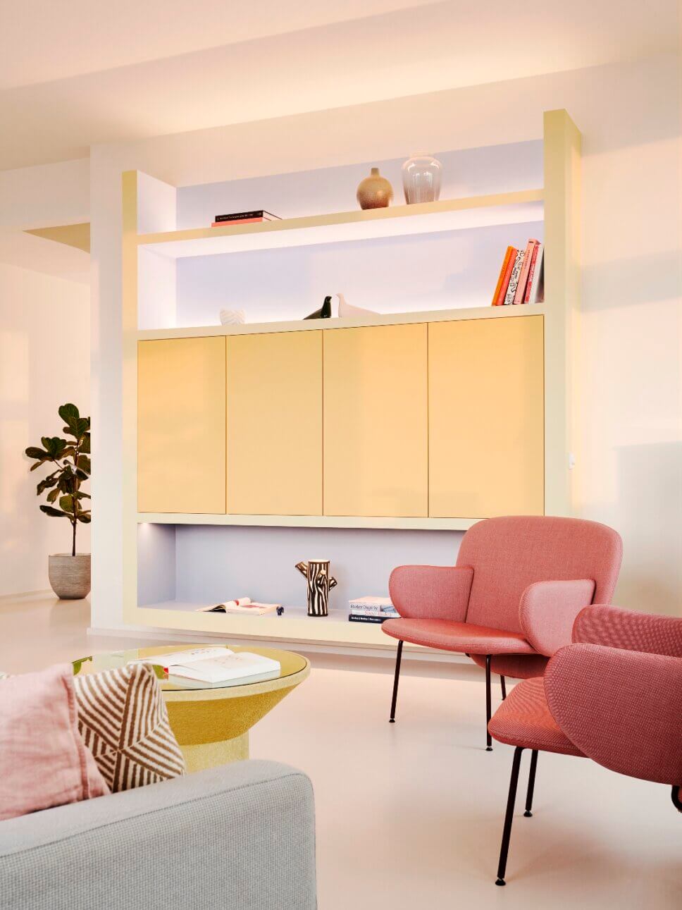 Farbenfroh mit modernen Designermöbeln eingerichtetes Wohnzimmer