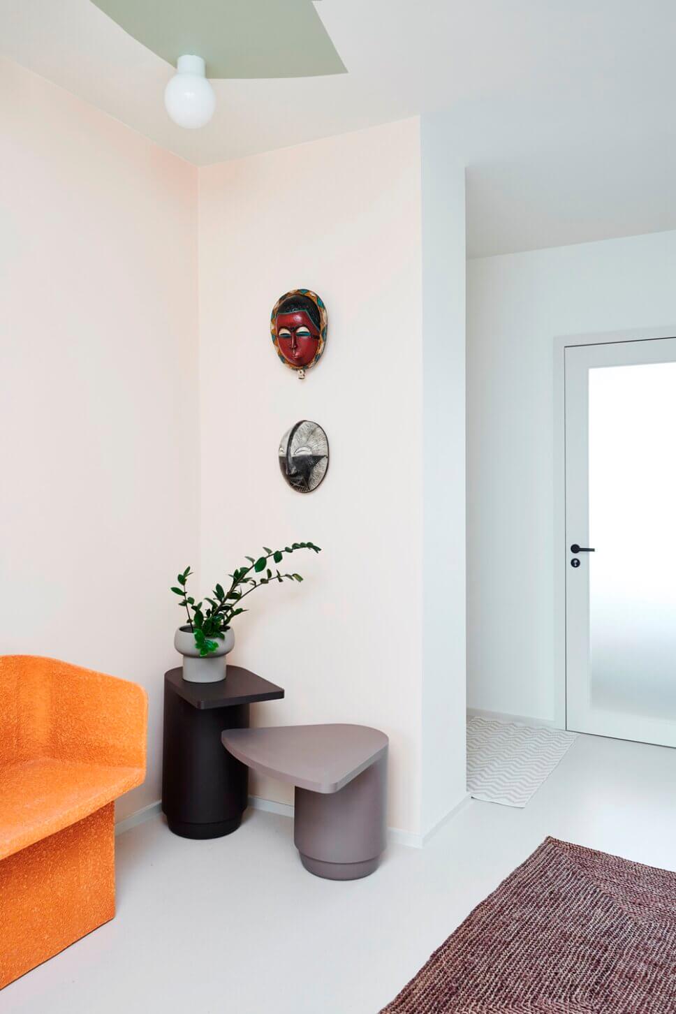 Farbenfroh mit modernen Designermöbeln eingerichteter Flur