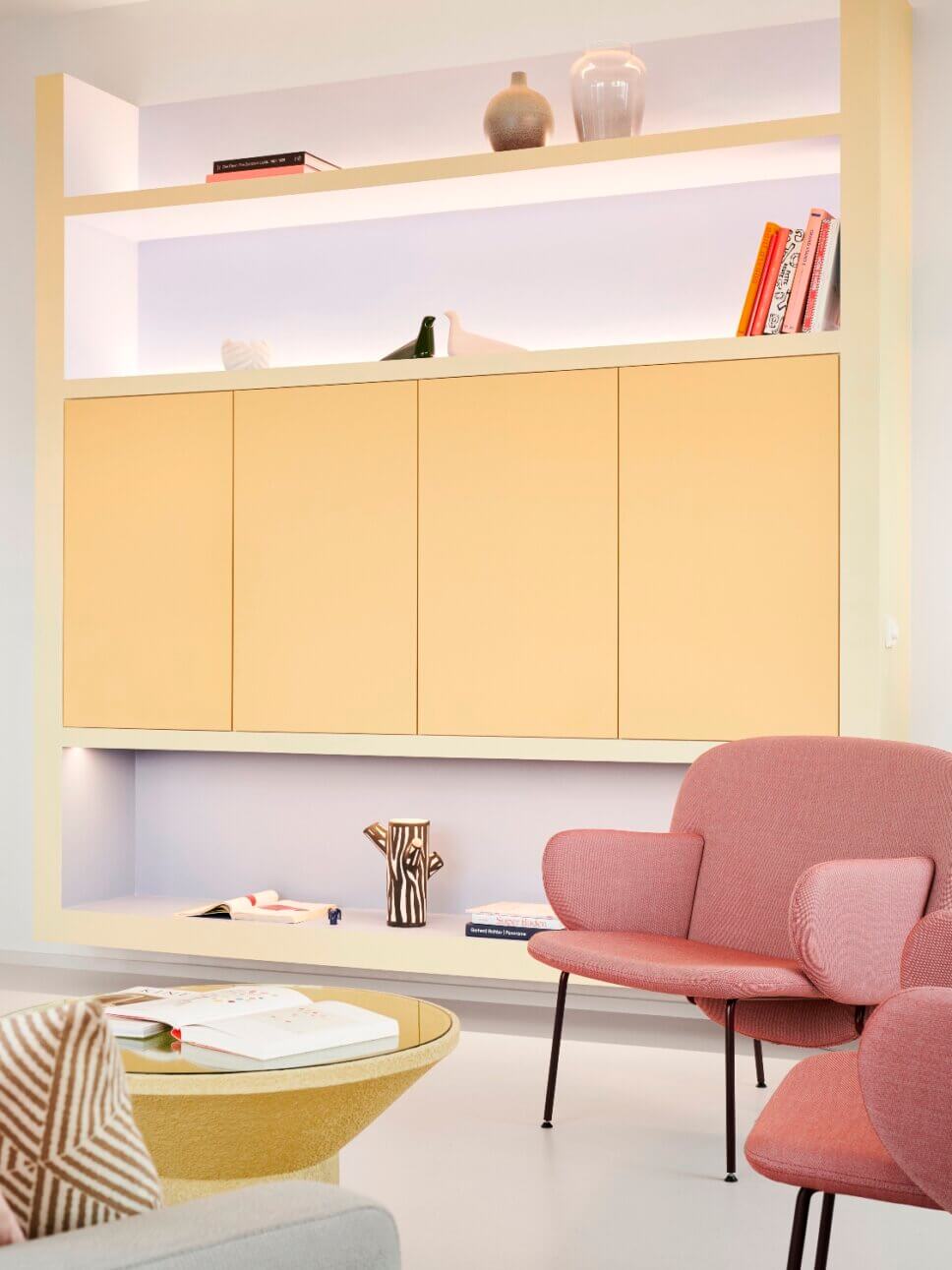 Farbenfroh mit modernen Designermöbeln eingerichtetes Wohnzimmer