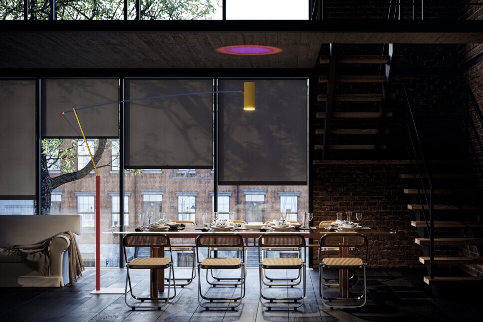 Mit moderner Designerlampe beleuchteter Esstisch