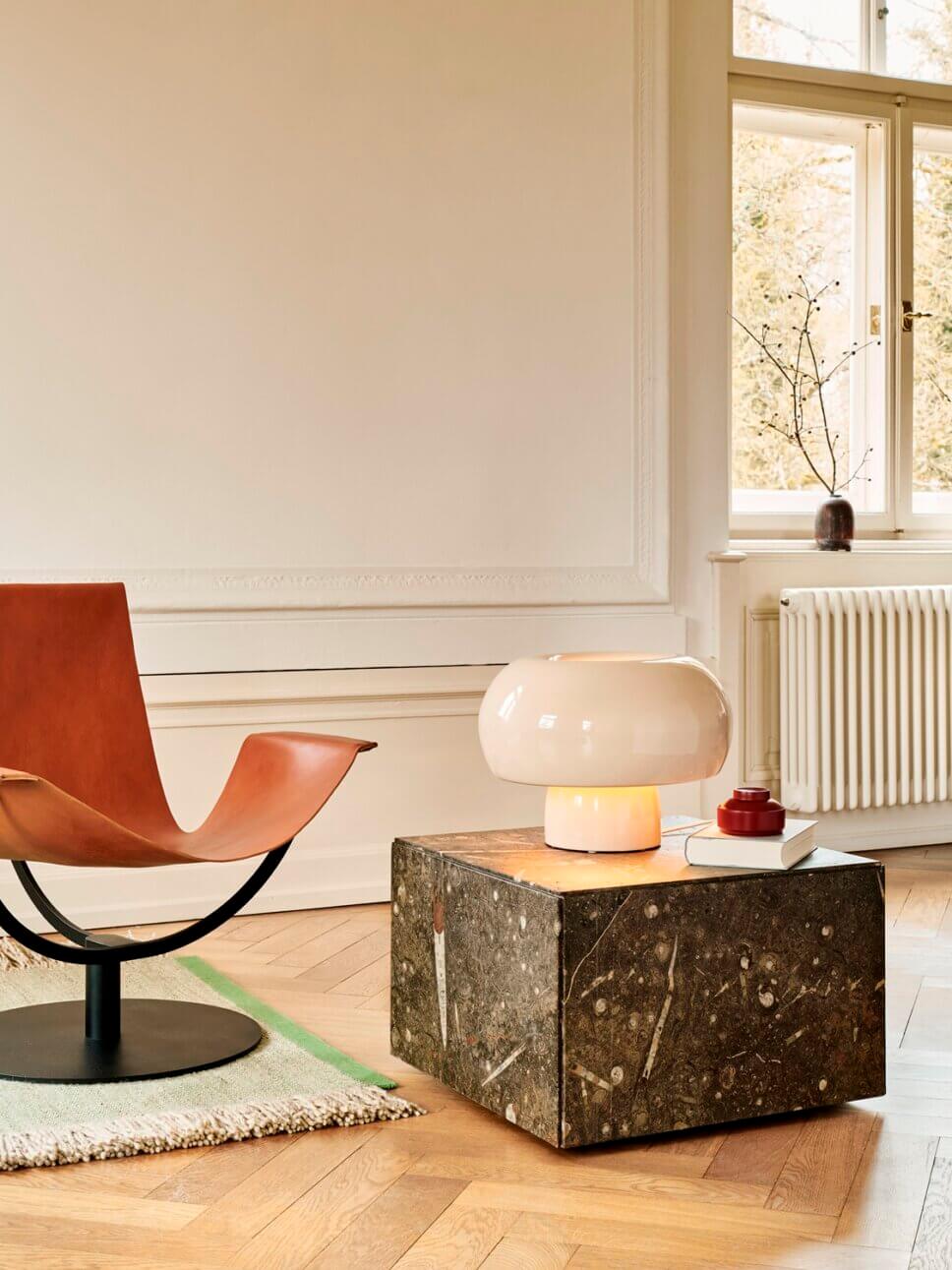 Mit moderner Designerlampe beleuchtetes Wohnzimmer