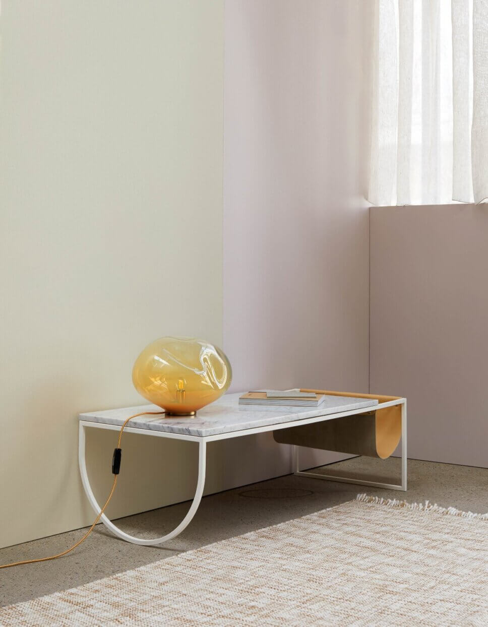 Mit moderner Designerlampe beleuchtetes Wohnzimmer