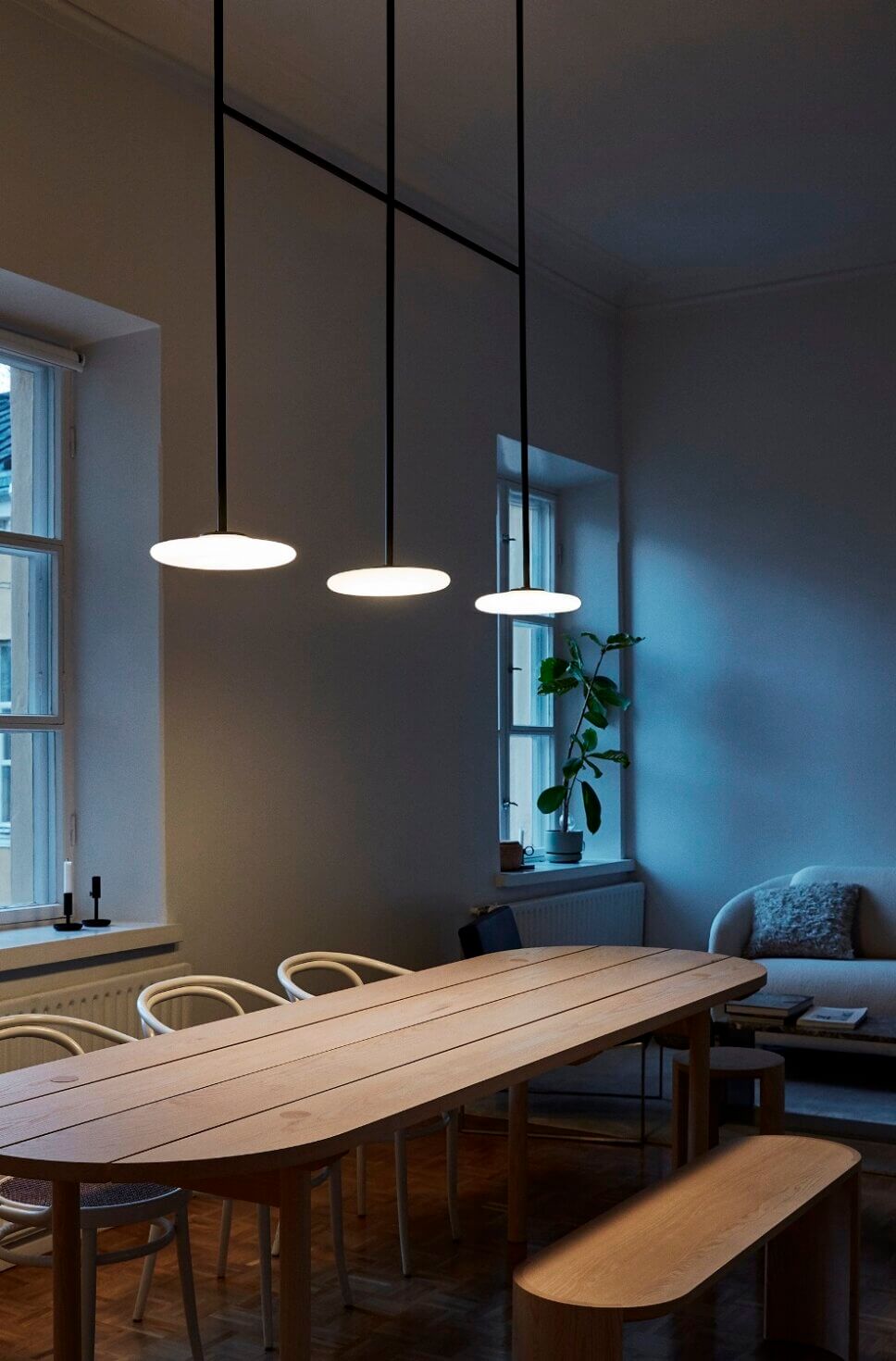 Mit moderner Designerlampe beleuchteter Esstisch