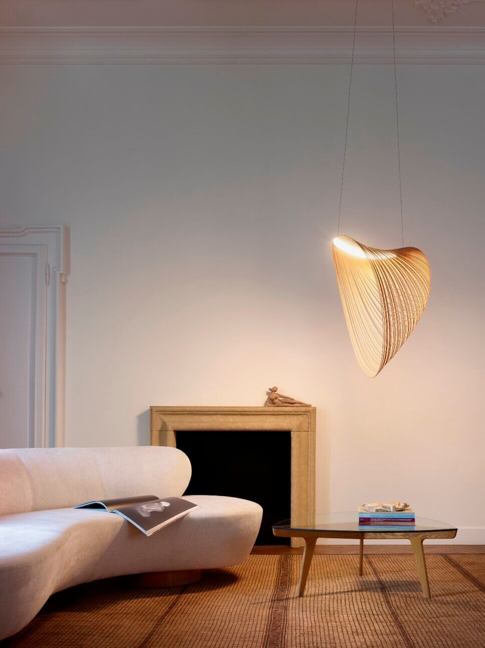 Mit moderner Designerlampe beleuchtetes Wohnzimmer