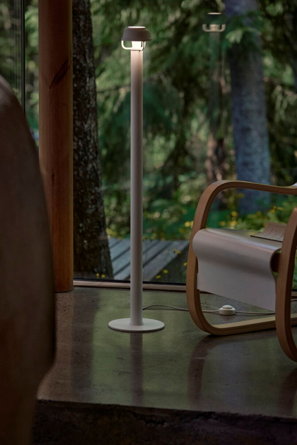 Mit moderner Designerlampe beleuchtetes Wohnzimmer