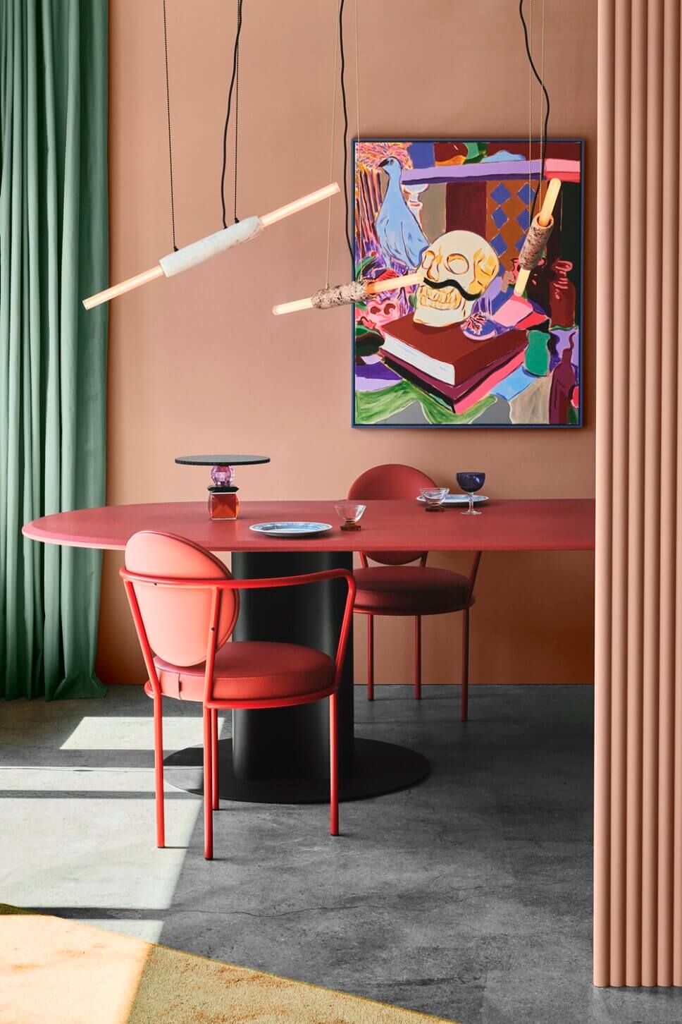 Mit moderner Designerlampe beleuchteter Esstisch