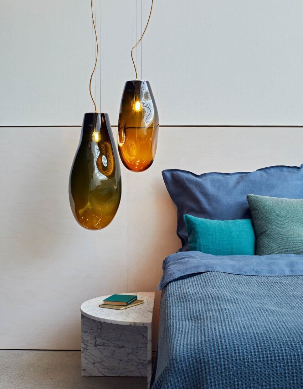 Mit moderner Designerlampe beleuchtetes Schlafzimmer