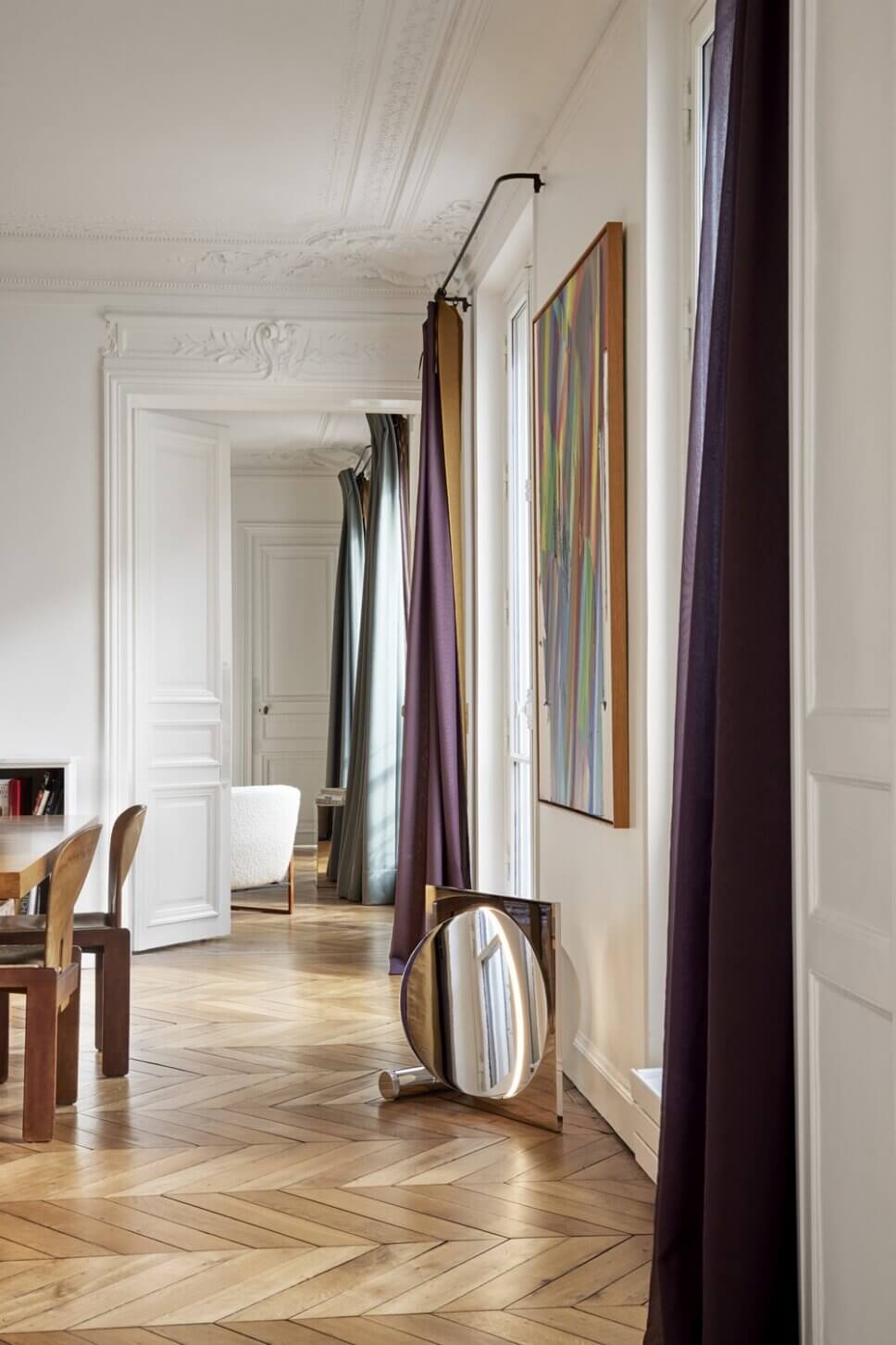 Mit moderner Designerlampe beleuchtetes Wohnzimmer