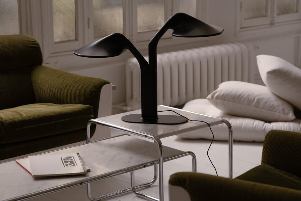 Mit moderner Designerlampe beleuchtetes Wohnzimmer
