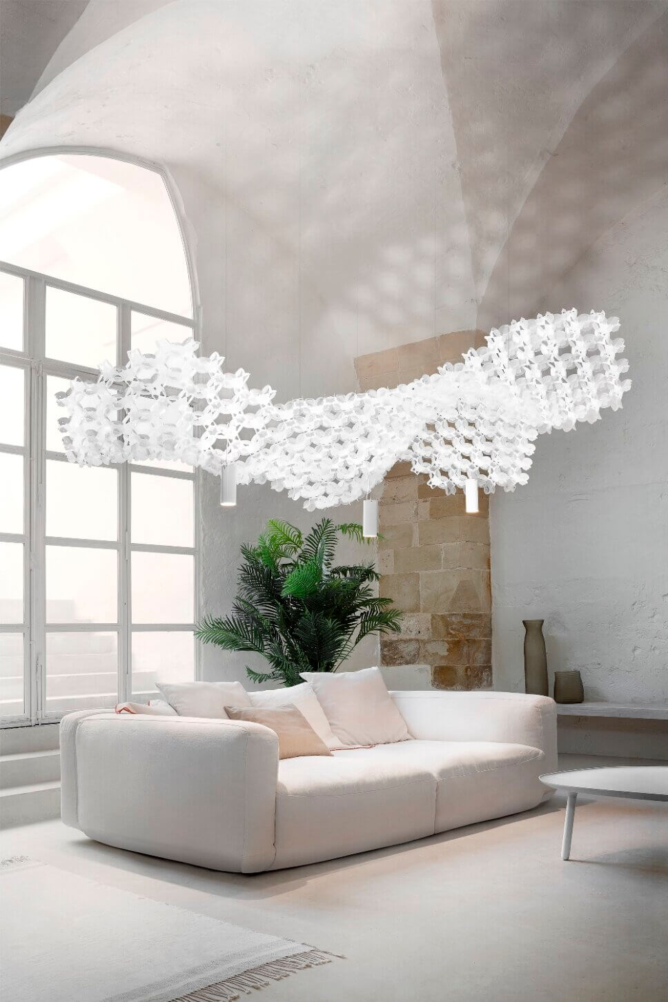 Mit moderner Designerlampe beleuchtetes Wohnzimmer