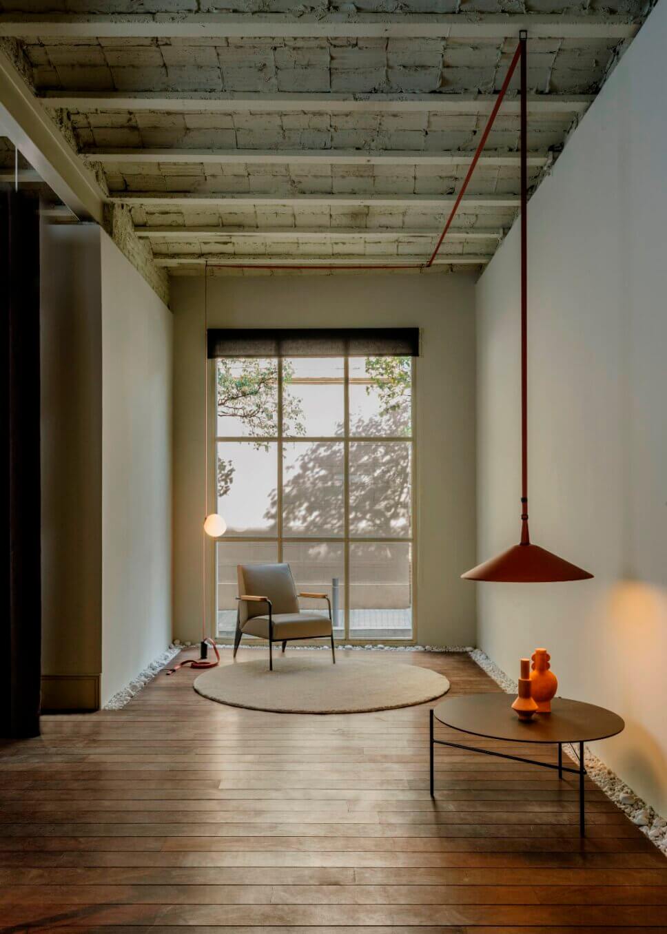 Mit moderner Designerlampe beleuchtetes Wohnzimmer