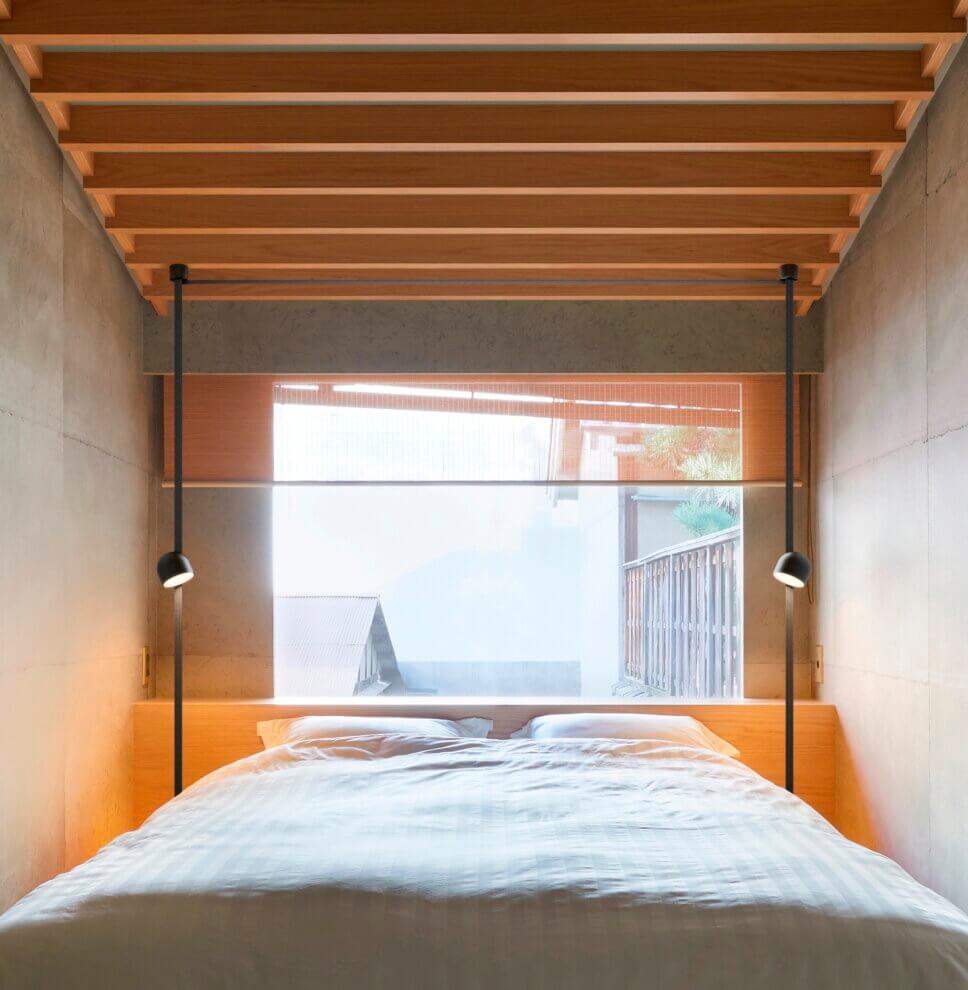 Mit moderner Designerlampe beleuchtetes Schlafzimmer