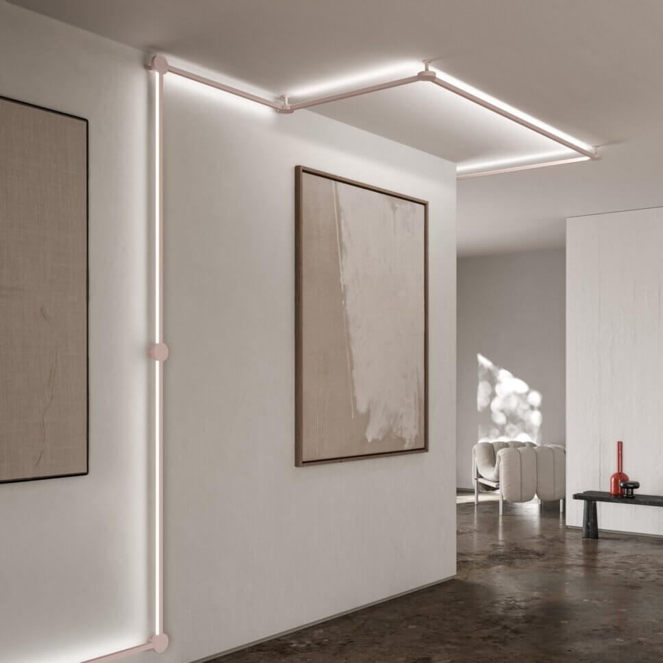 Mit moderner Designerlampe beleuchtetes Wohnzimmer