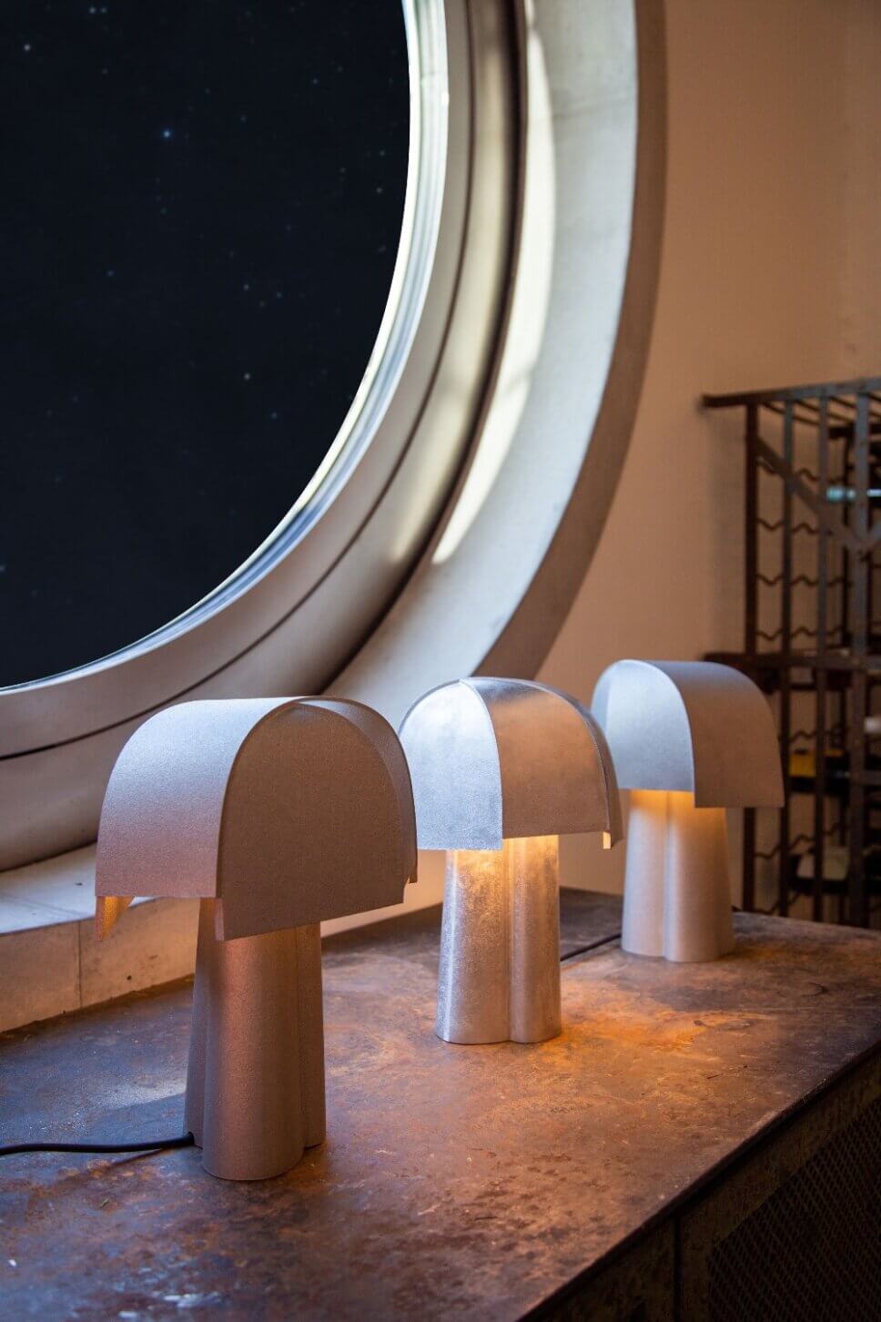 Mit moderner Designerlampe beleuchtetes Wohnzimmer