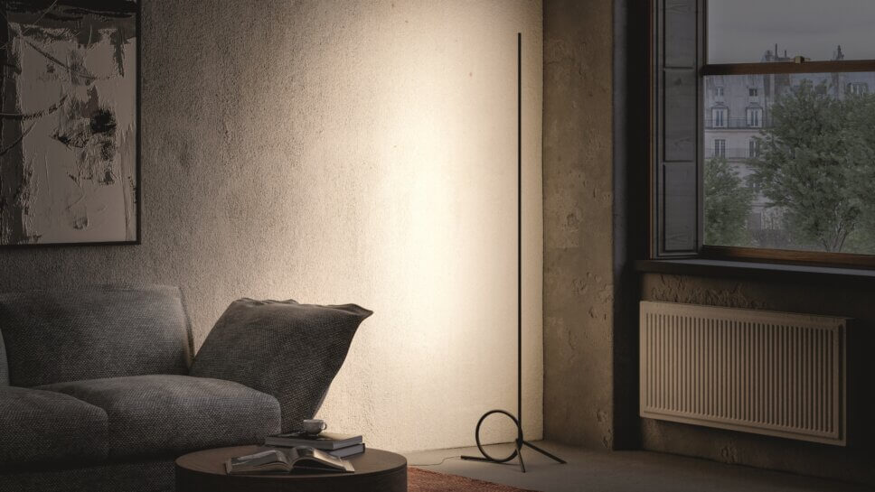 Mit moderner Designerlampe beleuchtetes Wohnzimmer