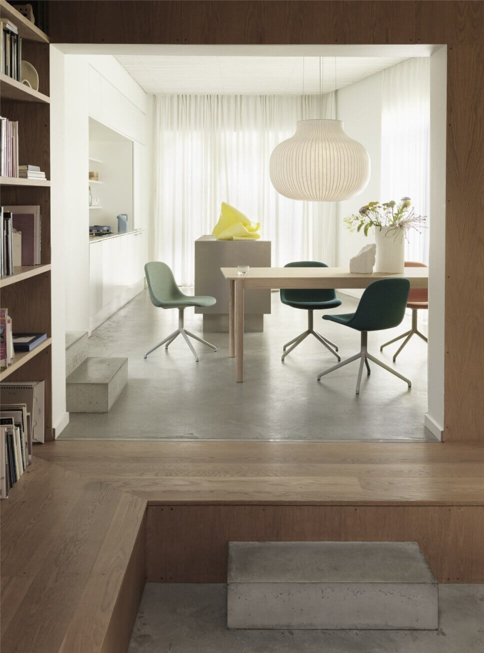 Mit moderner Designerlampe beleuchteter Esstisch