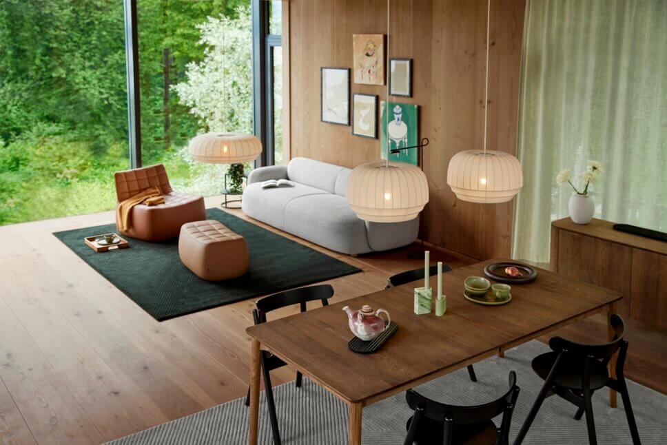 Mit moderner Designerlampe beleuchteter Esstisch