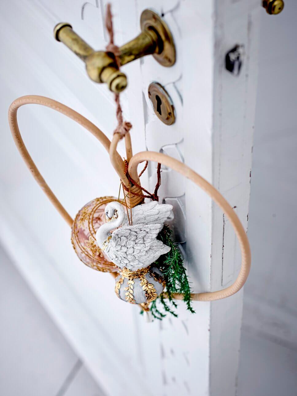 Mit skandinavischer Weihnachtsdeko geschmücktes Zimmertür