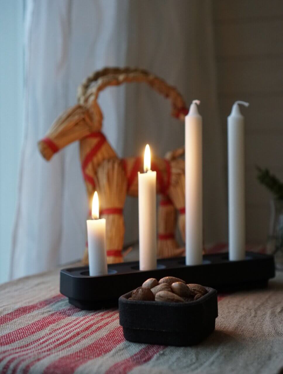 Mit skandinavischer Weihnachtsdeko geschmückte Fensterbank