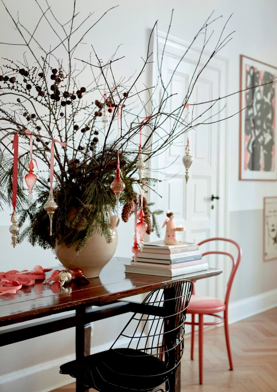 Mit skandinavischer Weihnachtsdeko geschmücktes Esszimmer
