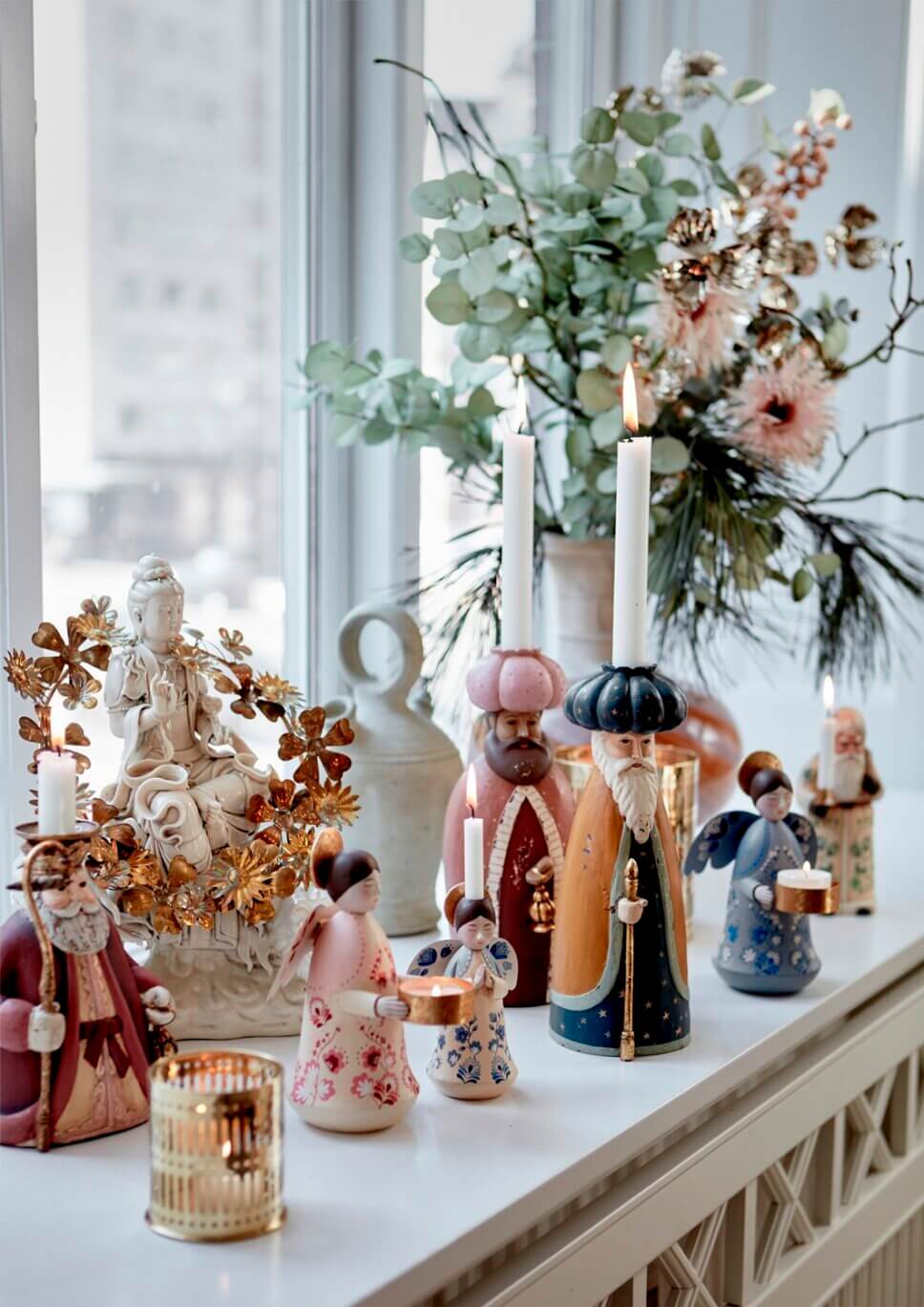 Mit skandinavischer Weihnachtsdeko geschmückte Fensterbank