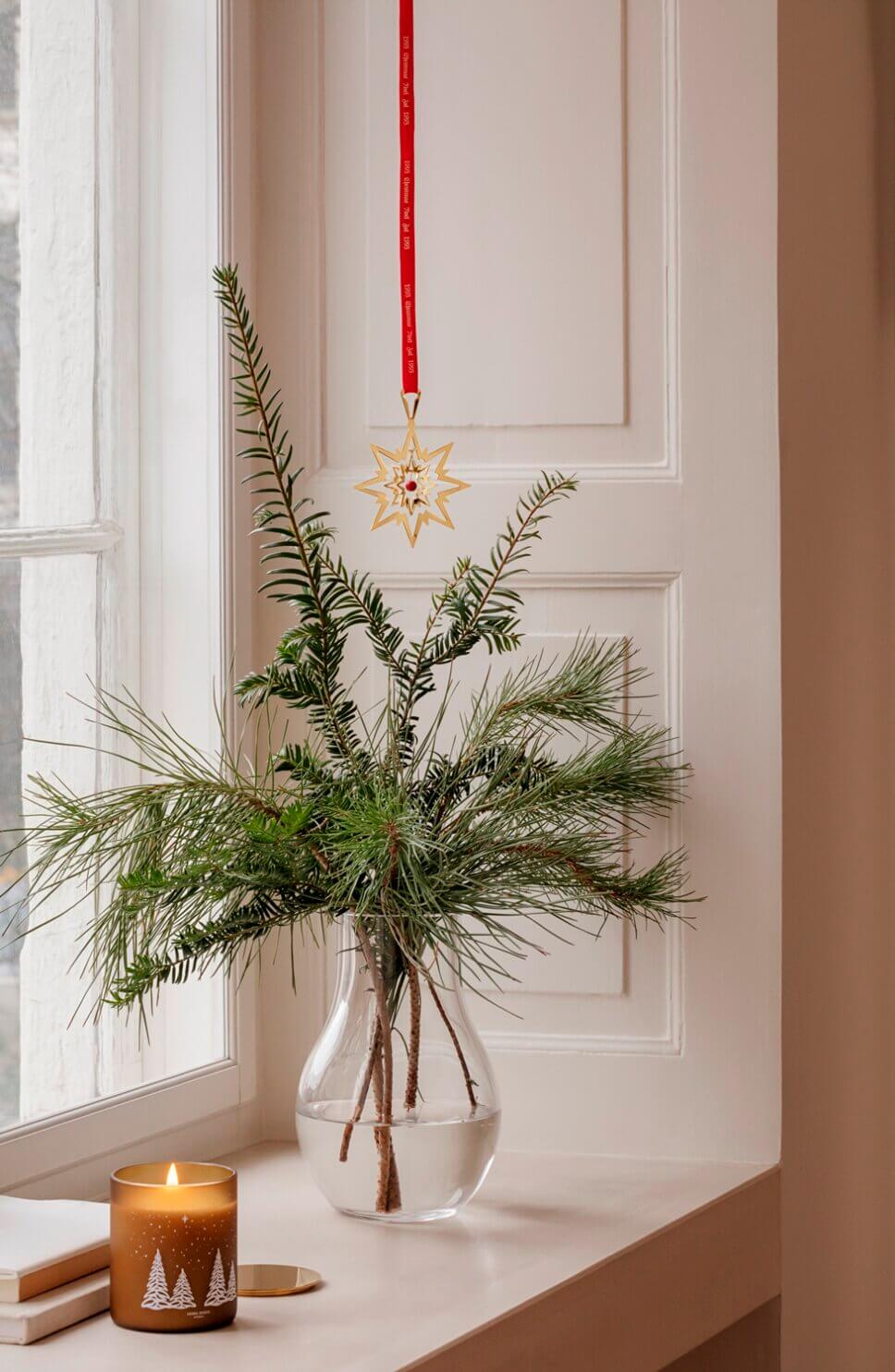 Mit skandinavischer Weihnachtsdeko geschmückte Fensterbank