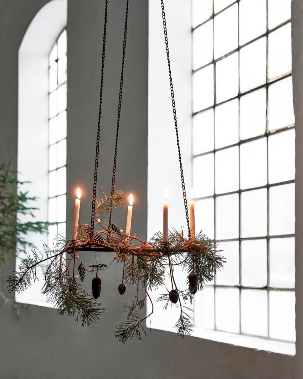 Mit skandinavischer Weihnachtsdeko geschmücktes Wohnzimmer