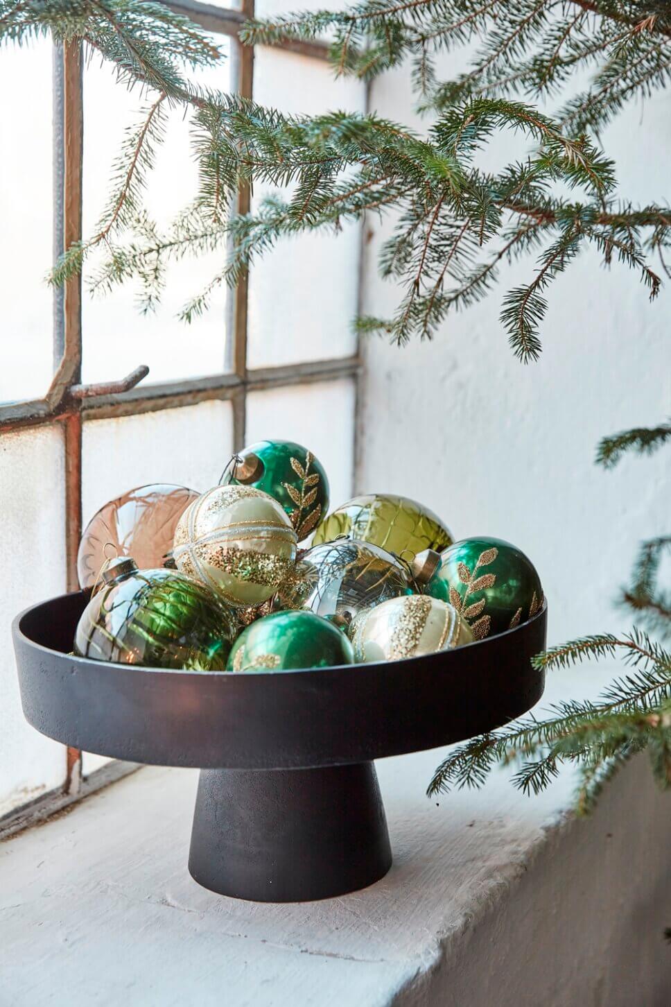 Mit skandinavischer Weihnachtsdeko geschmückte Fensterbank