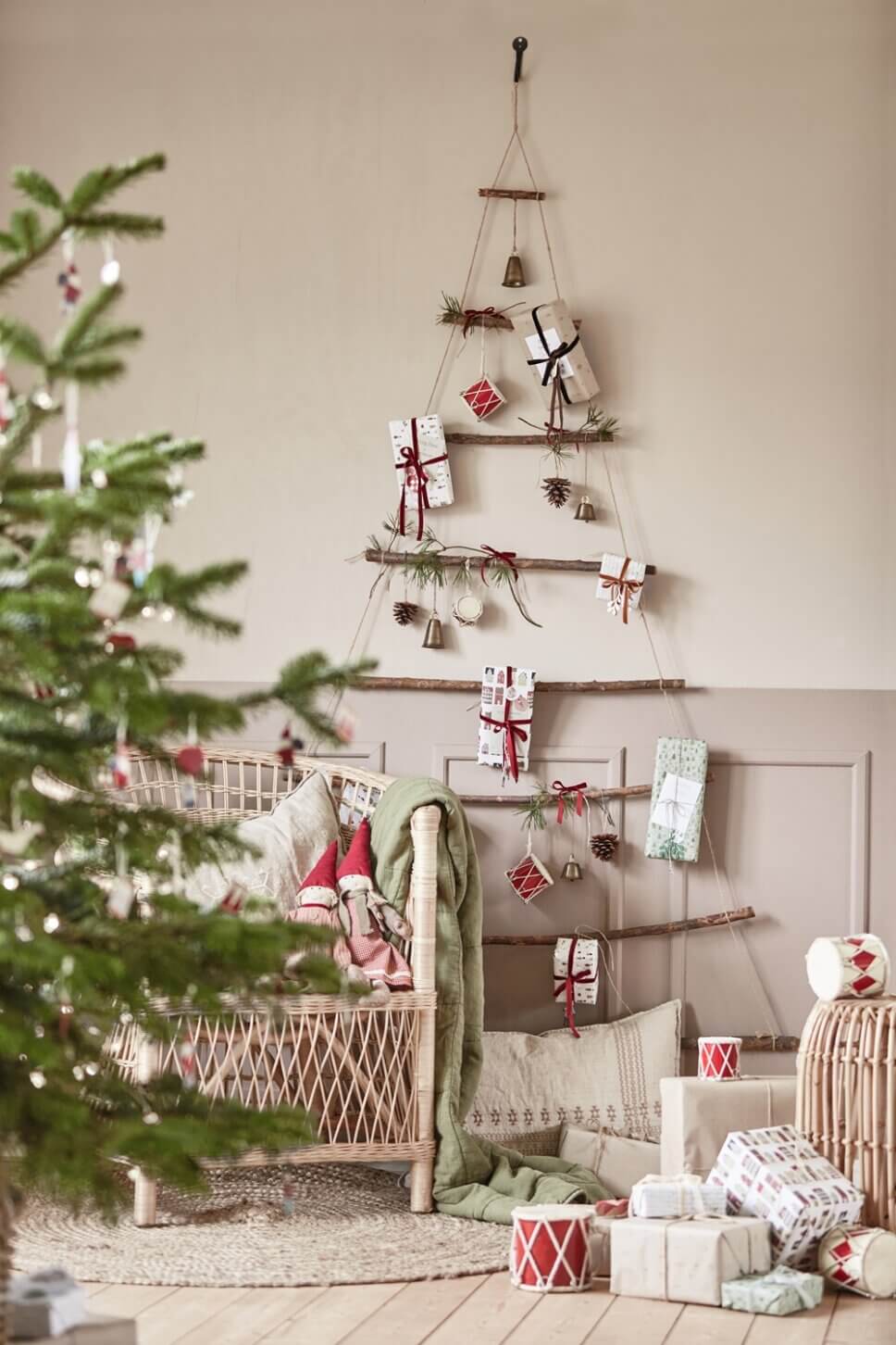 Mit skandinavischer Weihnachtsdeko geschmücktes Wohnzimmer